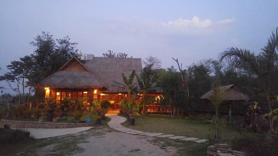 Mr Charles River View Lodge Hsipaw Exterior photo