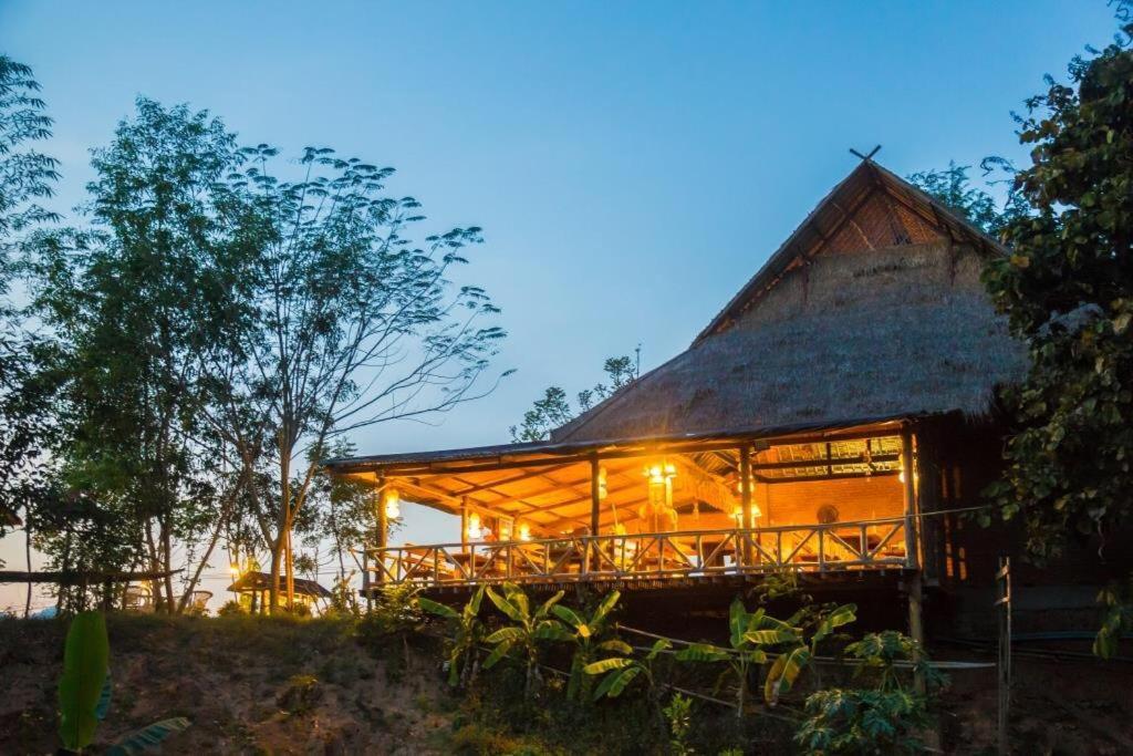 Mr Charles River View Lodge Hsipaw Exterior photo